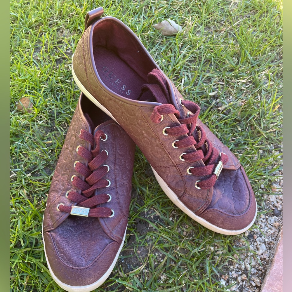 Guess Men burgundy sneakers - size 10 - Picture 2 of 10